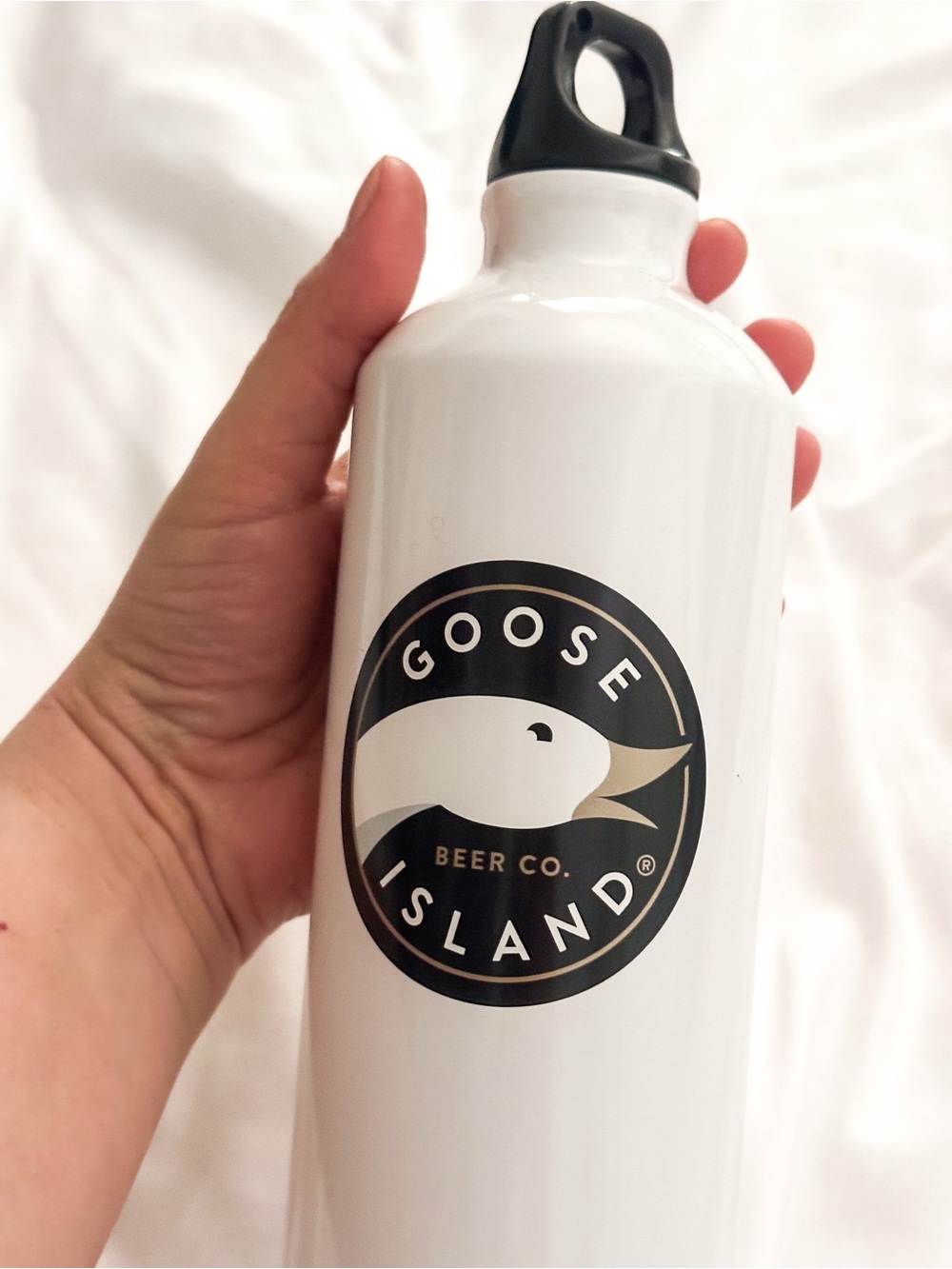 NWOTGoose Island White and Black Bottle with Screw-on Lid and Logo, Water Bott.